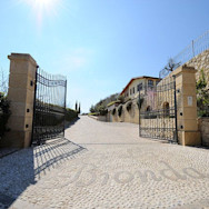 Imposante Einfahrt zum Weingut Ca' La Bionda in Umbrien