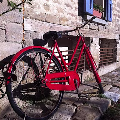 Rotes Velo angelehnt an eine Steinmauer