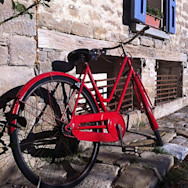 Rotes Velo angelehnt an eine Steinmauer