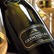 Eine abgefüllte Flasche auf dem Weingut La Chablisienne