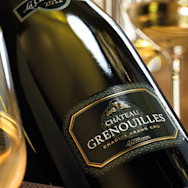 Eine abgefüllte Flasche auf dem Weingut La Chablisienne