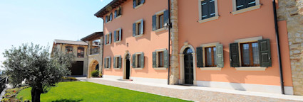 Hauptsitz des Weinguts Ca' La Bionda in Terrakotta Tönen gemalen