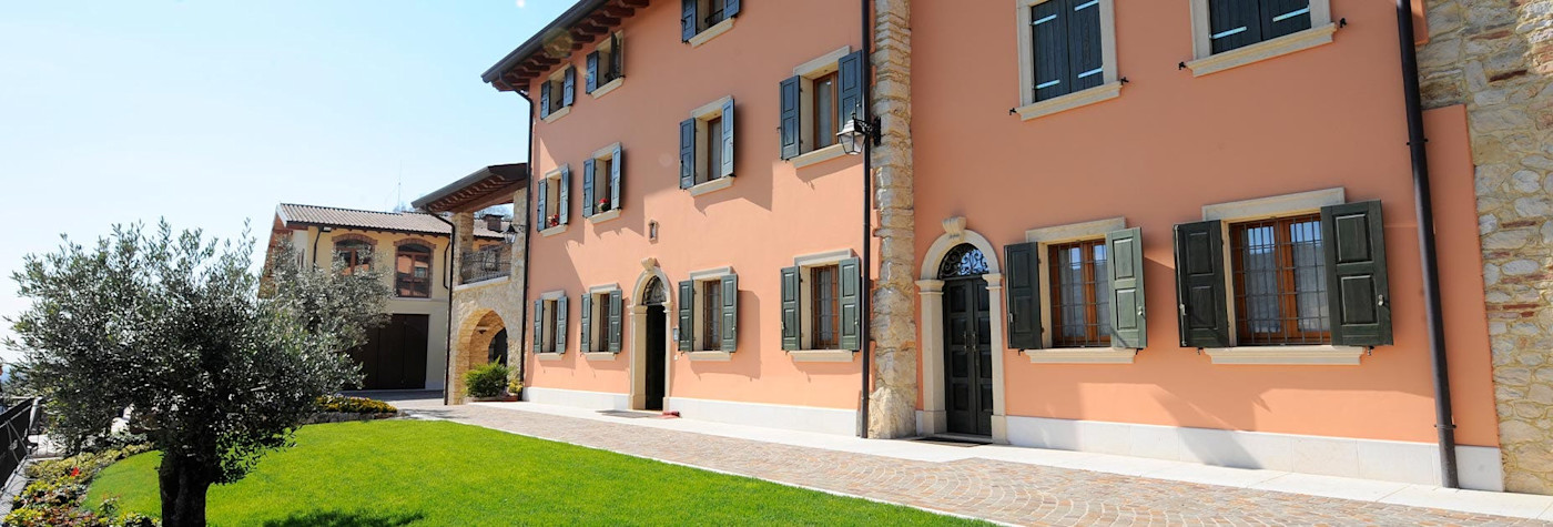 Hauptsitz des Weinguts Ca' La Bionda in Terrakotta Tönen gemalen