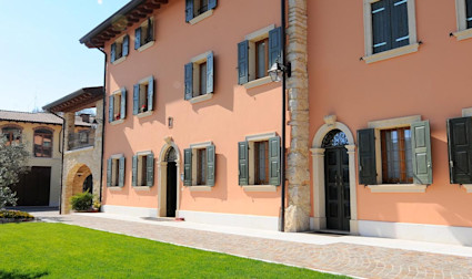 Hauptsitz des Weinguts Ca' La Bionda in Terrakotta Tönen gemalen