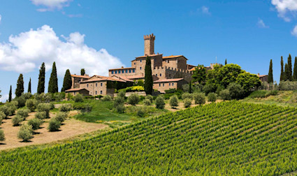 Strahlend blauer Himmer beim Weingut Castello Banfi in der Toskana