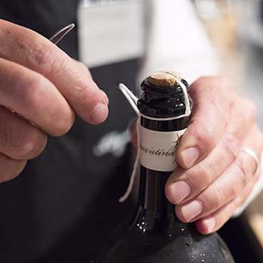 Zapfen wird von Hand mit einer Schnur gesichert