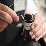 Zapfen wird von Hand mit einer Schnur gesichert