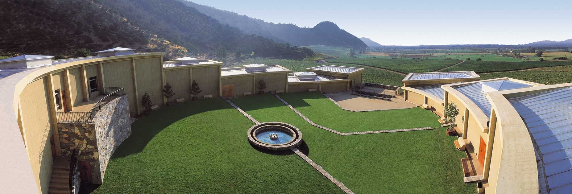 Das Hauptgebäude von Haras de Pirque hat die Form eines Hufeisens