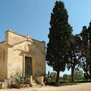 Auf dem Weingut Tormaresca sind auch ältere Gebäude zu finden