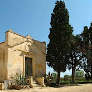 Auf dem Weingut Tormaresca sind auch ältere Gebäude zu finden