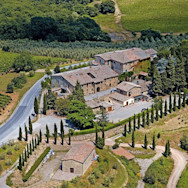 Hauptsitz des Weinguts Conti Costanti inmitten der wunderschönen Rebberge