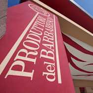 Schriftzug Produttori del Barbaresco am Hauptgebäude