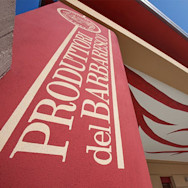 Schriftzug Produttori del Barbaresco am Hauptgebäude