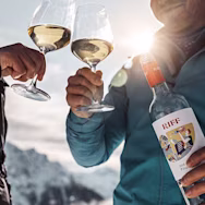 Anstossen mit einem Glas der Cantina Riff aus Venetien