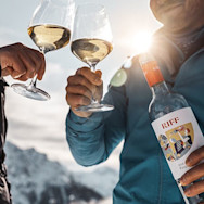 Anstossen mit einem Glas der Cantina Riff aus Venetien