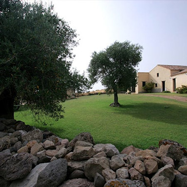 Blick in den Garten des Hauptgebäudes von Punica auf Sardinien