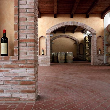 Blick in den steinigen Weinkeller von Punica auf Sardinien