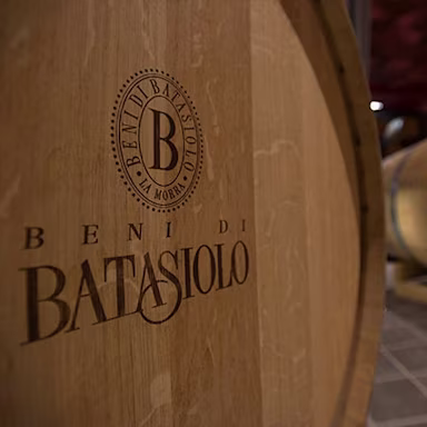 Blick auf die Front eines Barriquefasses im Keller Beni di Batasiolo