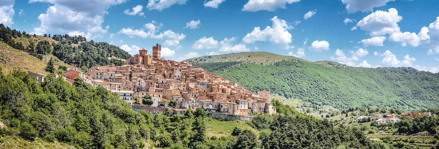 Kleines Dorf im Hang in den Abruzzen, im Osten Italiens