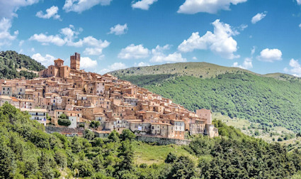 Kleines Dorf im Hang in den Abruzzen, im Osten Italiens