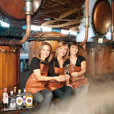 Die drei Schwestern von Nonino mit je einem Glas Grappa