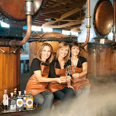 Die drei Schwestern von Nonino mit je einem Glas Grappa