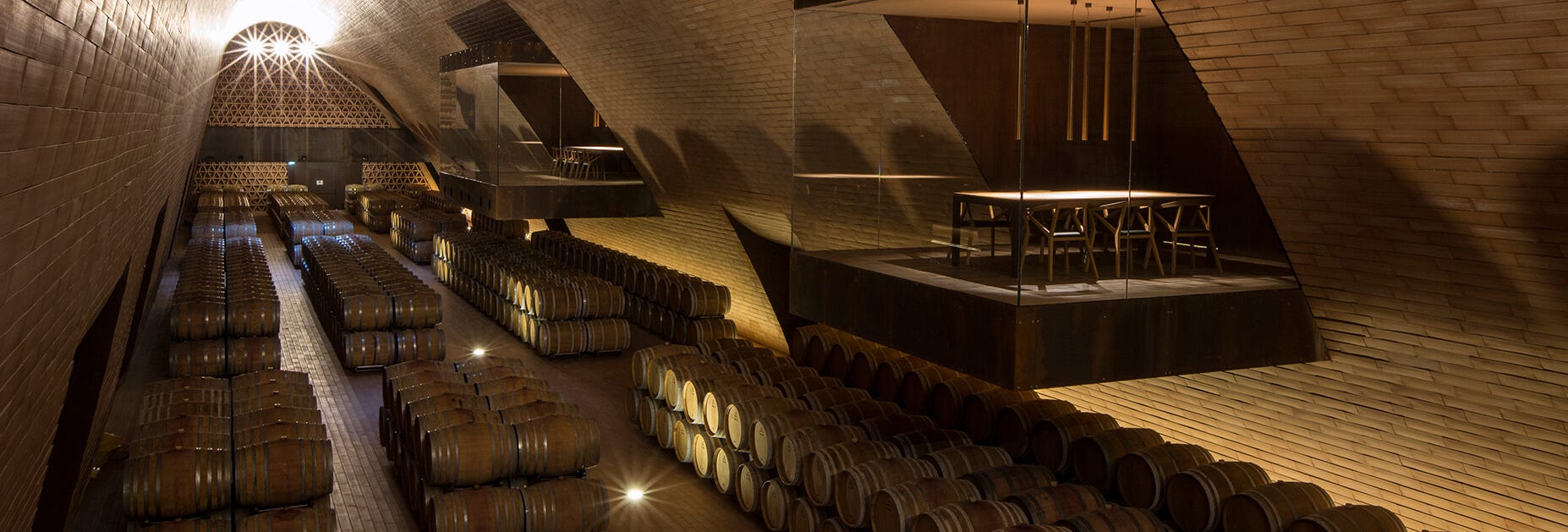 Moderner Barriquekeller auf dem Weingut Marchesi Antinori