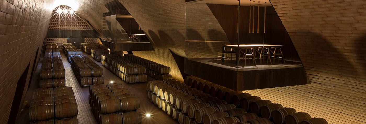 Moderner Barriquekeller auf dem Weingut Marchesi Antinori