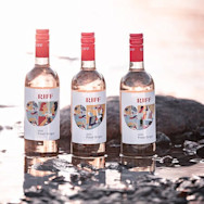 Moderne Weinflaschenetiketten auf der Weissweinflasche Riff