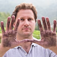 Pietro Colla mit schmutzigen Fingern nach der Arbeit