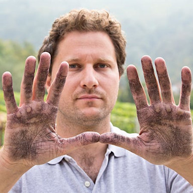 Pietro Colla mit schmutzigen Fingern nach der Arbeit