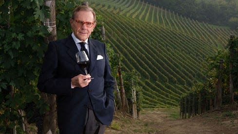 Franco M. Martinetti, Winzer mit einem Glas Wein in der Hand