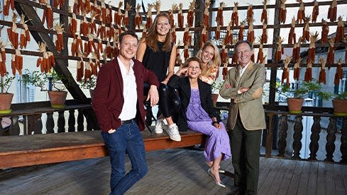 Alois Lageder mit seiner Frau und seinen drei Kindern, welche das Weingut nun führen