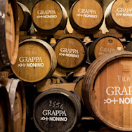 Gestapelte Grappafässer von Nonino