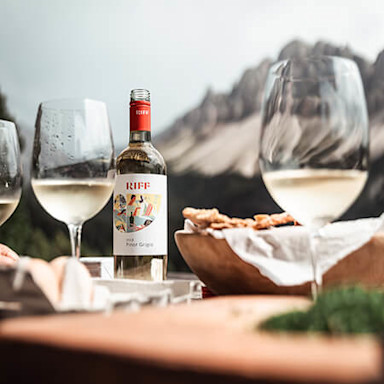 Eine Flasche Riff ist perfekt für einen Sommerapéro in den Bergen