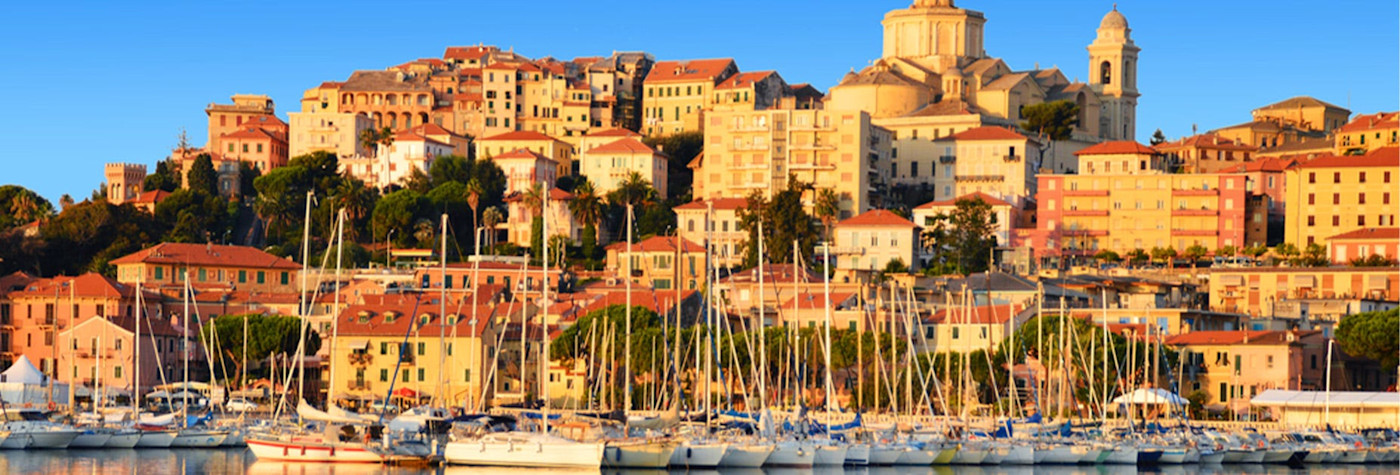 Blick auf das Küstenstädtchen in Ligurien