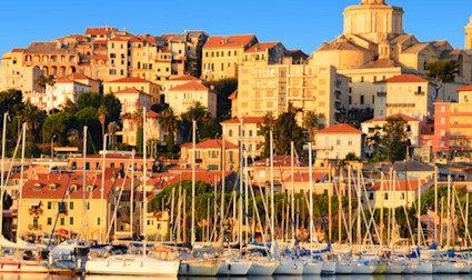 Blick auf das Küstenstädtchen in Ligurien