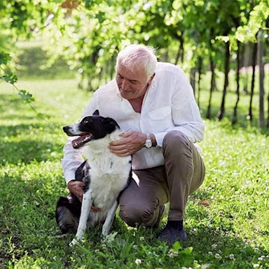 Graziano Prà spielt mit seinem Hund