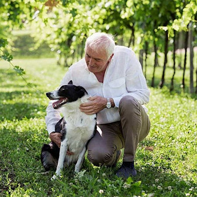 Graziano Prà spielt mit seinem Hund
