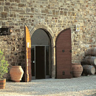 Eingang zum Degustationsraum hinter den alten Klostermauern auf dem Weingut Badia a Passignano in der Toskana