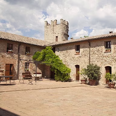 Der Innenhof hinter den Schlossmauern zeigt seine grüne Seite