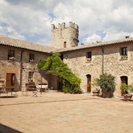 Der Innenhof hinter den Schlossmauern zeigt seine grüne Seite