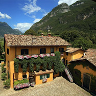 Hauptsitz der Tenuta San Leonardo im blühenden Sommer