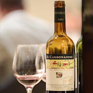 Eine Flasche Il Carbonaione vom Weingut Poggio Scalette