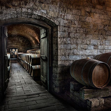 Barriquekeller hinter den alten Steinmauern des alten Benediktinerklosters in der Toskana