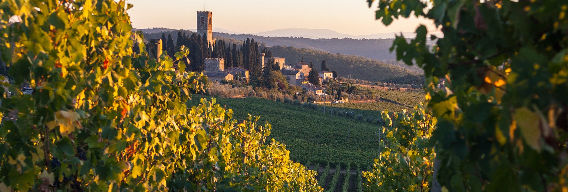 Blick auf das ehemalige Benediktinerkloster welches das Hauptgebäude des Weinguts Badia a Passignano ist
