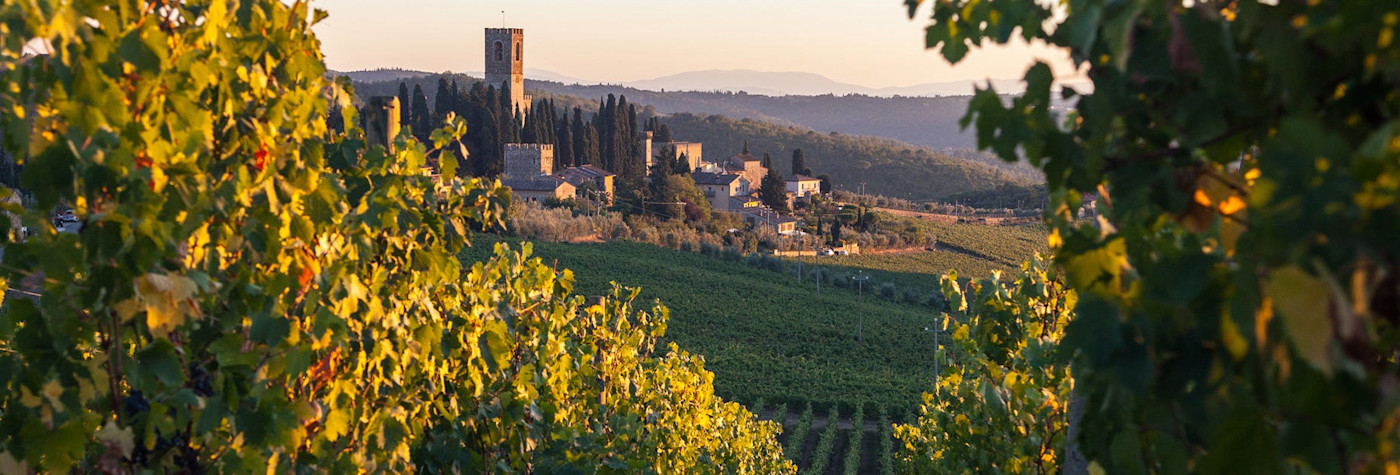 Blick auf das ehemalige Benediktinerkloster welches das Hauptgebäude des Weinguts Badia a Passignano ist