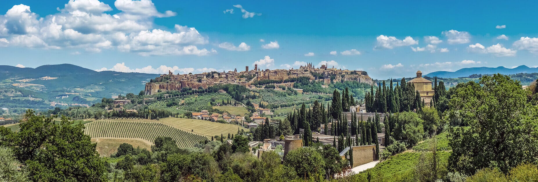 Sommerstimmung in Umbrien: Blick auf ein Städtchen auf einem Hügel