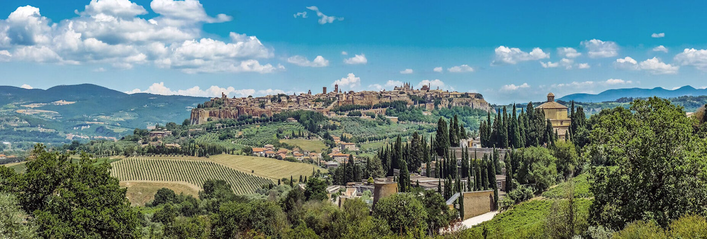 Sommerstimmung in Umbrien: Blick auf ein Städtchen auf einem Hügel