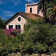 Hauptgebäude vom Weingut Sella & Mosca auf Sardinien, der Sonneninsel Italiens